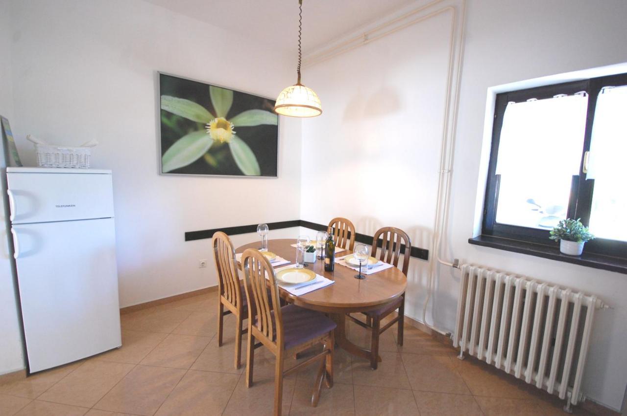 Apartment Margareta By El-Pi Tours Njivice Exterior foto